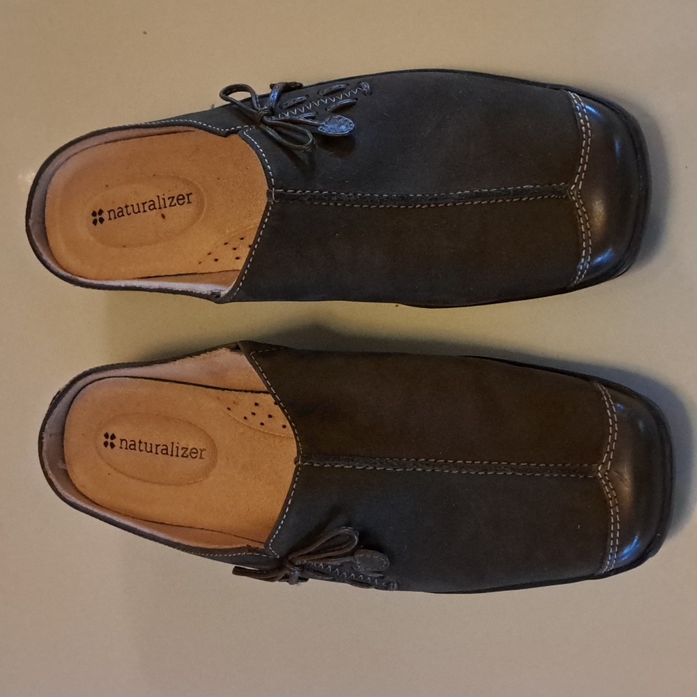Naturalizer Size 8 Brown/Green  Suede Mules W/Leather Detailing Brand New